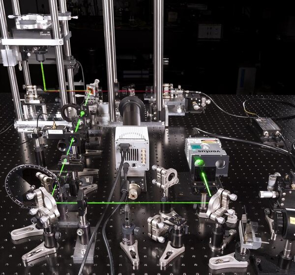 Image of the setup or the nitrogen-vacancy centre based absolute single-photon source provided by PTB
