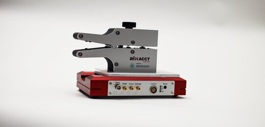 ESPY33: Piezoelectric Materials d33 Analyser. Image © aixACCT Systems GmbH, Aachen, Germany