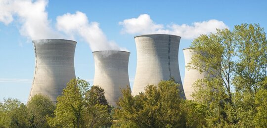 Nuclear power station with four cooling towers