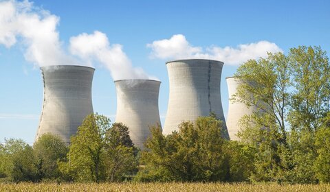 Nuclear power station with four cooling towers