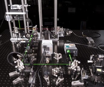 Image of the setup or the nitrogen-vacancy centre based absolute single-photon source provided by PTB
